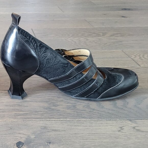 John Fluevog Rubens Mary Jane Pumps - Picture 5 of 8